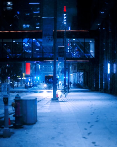 夜间建筑附近的黑色金属柱灯